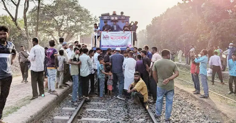 ট্রেন থামিয়ে বিক্ষোভ